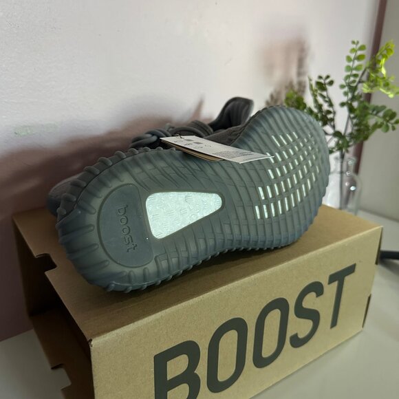 Yeezy 350 - Grey - Women's Size 6 - Picture 4 of 7